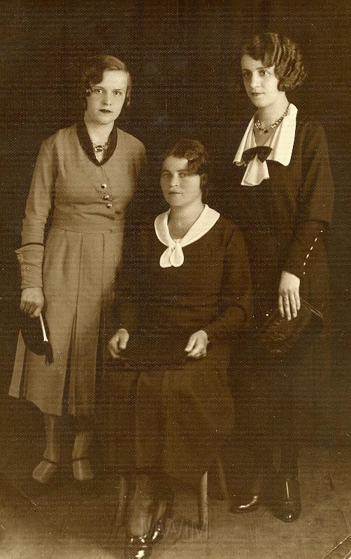KKE 283.jpg - Od lewej: pierwsza sasiądka Zofia Żwikiewicz, druga Helena Szylkin(Czebruczenko), trzecia sąsiadka Felicja. lata 30 XX wieku.
